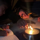 电力严重短缺 加沙学生借烛光艰难夜读