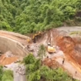 湖南保靖：暴雨致道路被冲毁 多部门紧急抢险