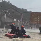 受强降雨影响,常德市石门县多处桥梁、路段实施交通管制,现场专人值守