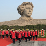 橘子洲举行纪念毛泽东同志诞辰127周年活动