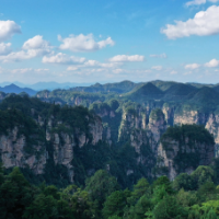 张家界黄石寨：天蓝云逸峰林美