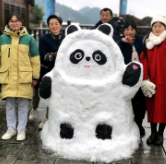 快来打卡！冰墩墩矮寨分“墩”来了