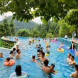 水是生命之源，更是旅游“热”源——高温酷暑干旱，雪峰山台地避暑度假游异常火爆
