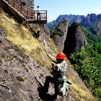 崀山景区：“中国好人”刘锋冒险捡回游客手机