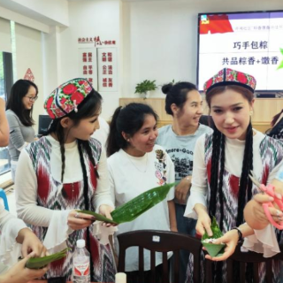 湖南工业职院新疆学子与社区居民共庆端午佳节