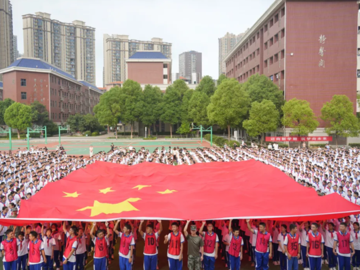 开学典礼他们以“红色”为名，向祖国深情告白！