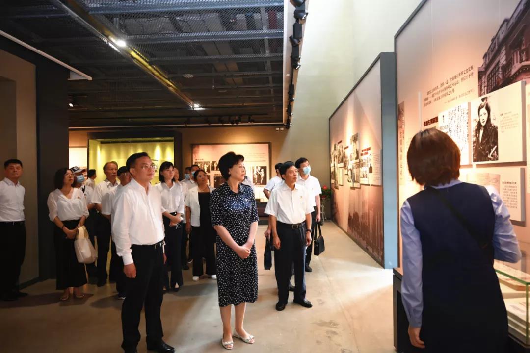 7月30日，在中国人民解放军建军93周年来临之际，省委常委、省委统战部部长黄兰香带领部机关及驻部纪检监察组全体退役军人党员，离退休老同志退役军人代表共50余人前往长沙县果园镇田汉文化园、许光达故居开展“八一”建军节主题党日活动。