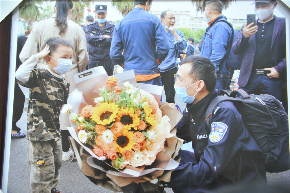 【攝影類】《稚嫩的軍禮》 永州監獄 易斌