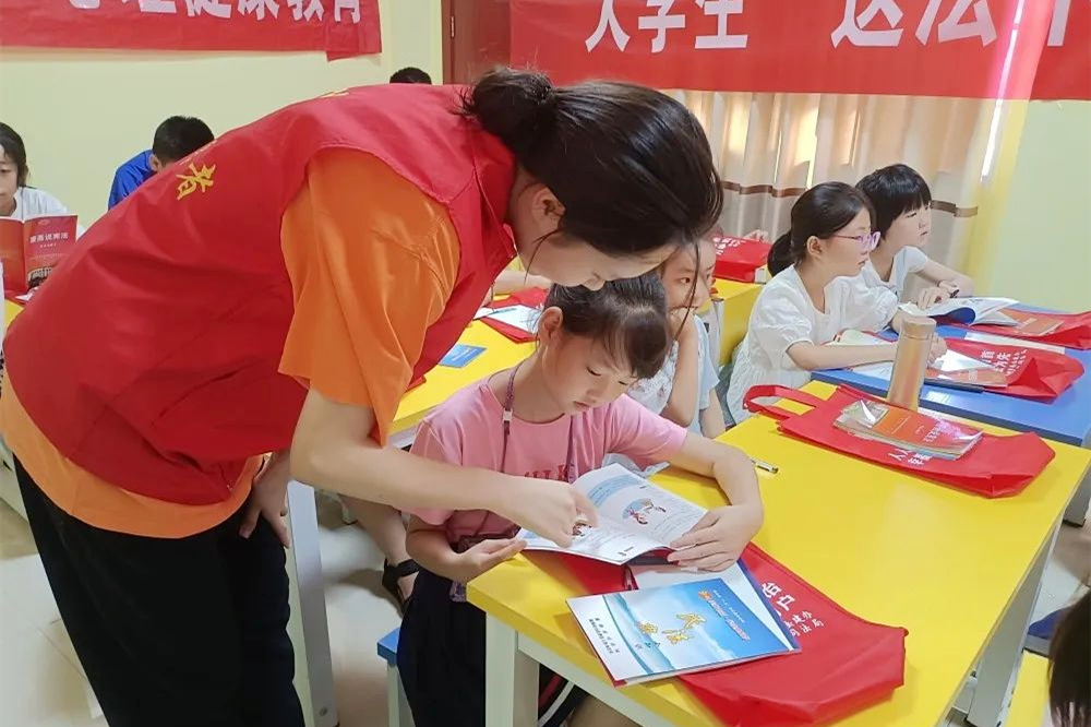 7月22日，株洲炎陵县司法局联合团县委组织返乡大学生走进“七彩假期”夏令营开展“送法下乡”志愿服务活动。在南区社区青年之家活动现场，大学生志愿者为在座的小朋友们发放《民法典》《漫画说宪法》读本，讲解漫画中存在的法律知识，还与小朋友进行法治游戏互动，采用问答形式让小朋友更深入地了解新修订的《未成年人保护法》。