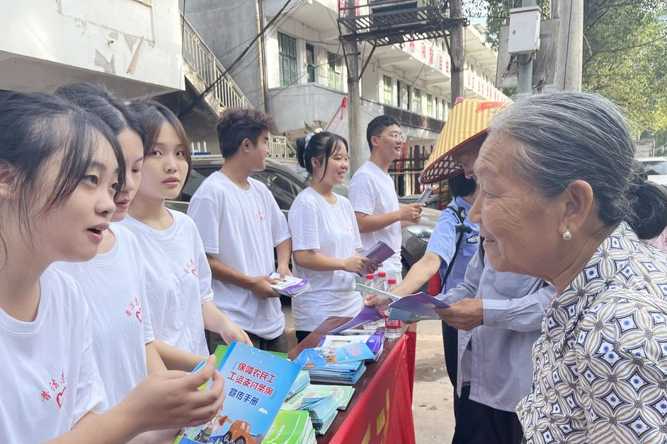 7月21日，由11名大学生普法志愿者、7名湘西古丈县司法局干部组成的普法志愿队来到古丈县坪坝镇、默戎镇开展