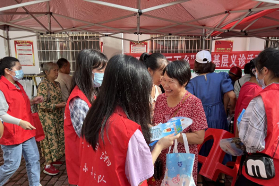 7月20日，永州江永县委全面依法治县办联合县社区矫正管理局组织大学生志愿者在源口瑶族乡开展“送法下乡”活动。面对瑶民们的咨询与疑问，志愿者们耐心细致地为他们讲解切身相关的法律问题，将法律知识“送上门”，让法律服务“零距离”。