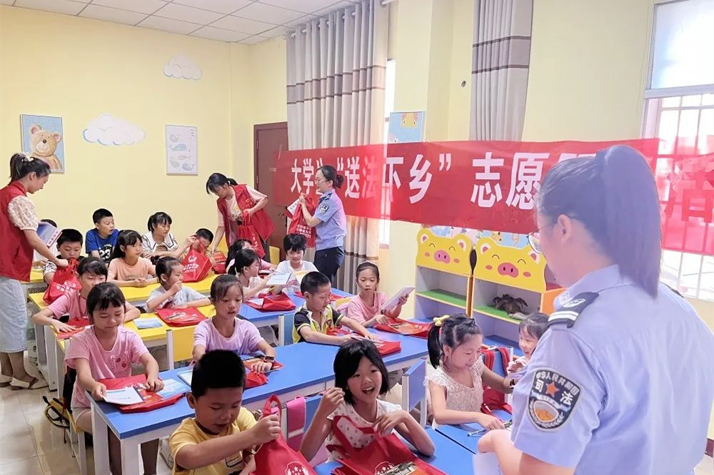 7月22日，株洲炎陵县司法局联合团县委组织返乡大学生走进“七彩假期”夏令营开展“送法下乡”志愿服务活动。在南区社区青年之家活动现场，大学生志愿者为在座的小朋友们发放《民法典》《漫画说宪法》读本，讲解漫画中存在的法律知识，还与小朋友进行法治游戏互动，采用问答形式让小朋友更深入地了解新修订的《未成年人保护法》。