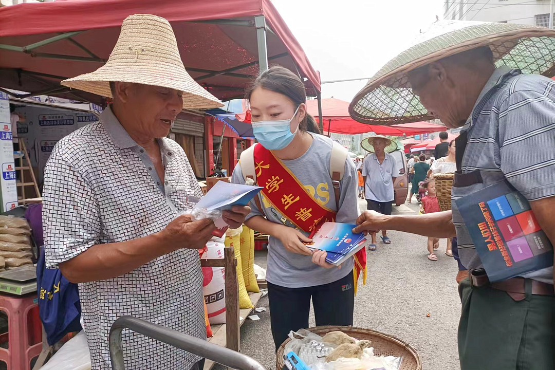 7月20日，正是湘西凤凰县阿拉圩场日，凤凰县司法局组织大学生普法宣传小分队来到集市中心，向前来咨询的各族群众解答法律知识，将法律手册一一发放到店铺和商贩手中。