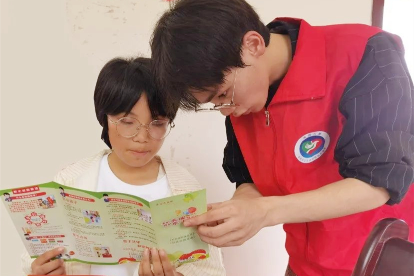 7月20日，湘西龙山县司法局在召市镇托利湖村开展大学生“送法下乡”活动。大学生志愿者们通过上法治课、有奖问答、和学生们齐唱《防溺水安全歌》等方式向未成年人和家长普及防溺水、防性侵安全知识与自我急救、自我保护的方法，现场还发放了法律知识宣传资料。