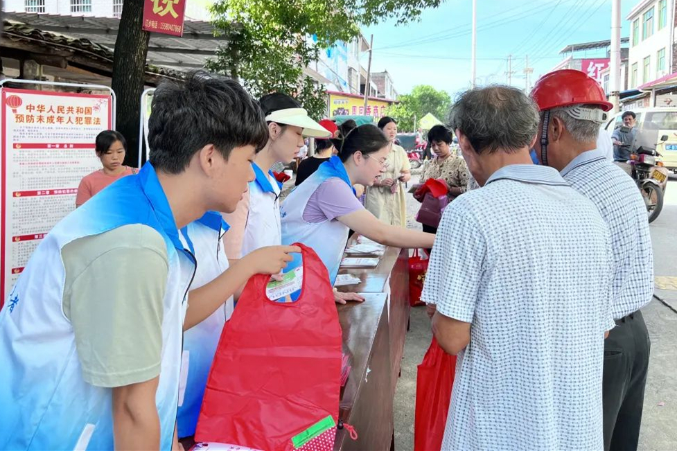 7月20日，共青团安仁县委员会联合县妇联、县法院、县人社局、县信访局到洋际乡开展大学生普法志愿者“送法下乡”活动。10余名大学生志愿者们身穿“蓝马甲”，向过往群众发放宣传资料、现场答疑解惑，零距离宣传普及《未成年人保护法》和新时代未成年人保护工作政策等法律常识。