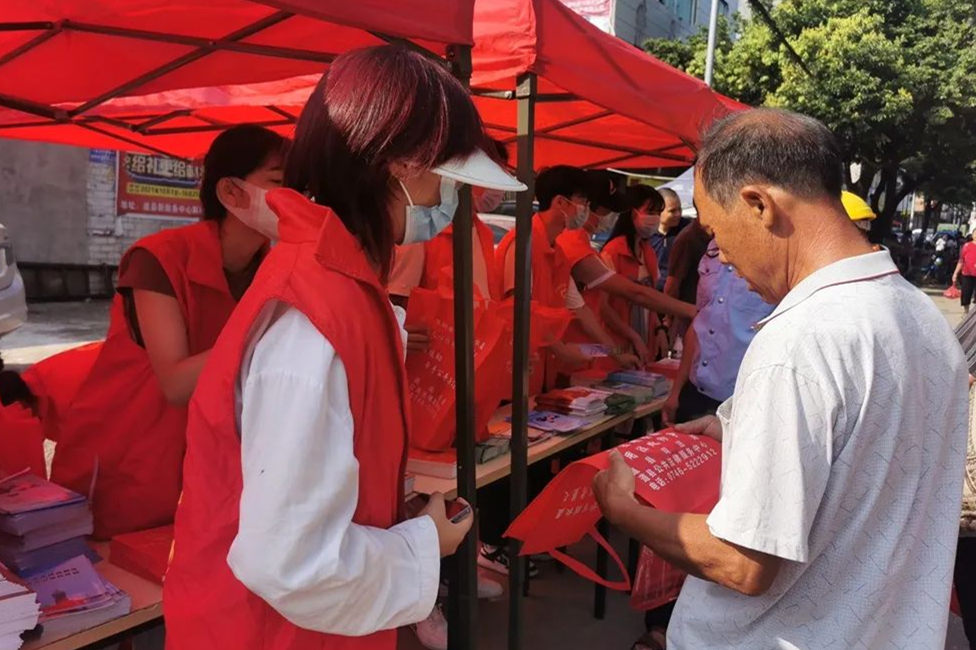 7月13日至14日，永州道县的大学生志愿者们分两批次前往白马渡镇、寿雁镇开展“送法下乡”法治宣传活动。活动中，大学生志愿者们通过摆放宣传台、发放宣传资料、普法刊物等方式进行法律法规宣传，进一步增强了群众的法治观念和依法维权意识，为法治乡村建设营造了良好的氛围。