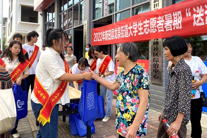 7月20日，永州新田县龙泉街道团工委的大学生志愿者们，深入社区开展“送法下乡”活动。志愿者们为沿街的商铺以及过往的行人普及法律法规知识，发放宣传资料、法律知识读本，并在社区便民服务中心值班，为居民解答日常生活中遇到法律问题。