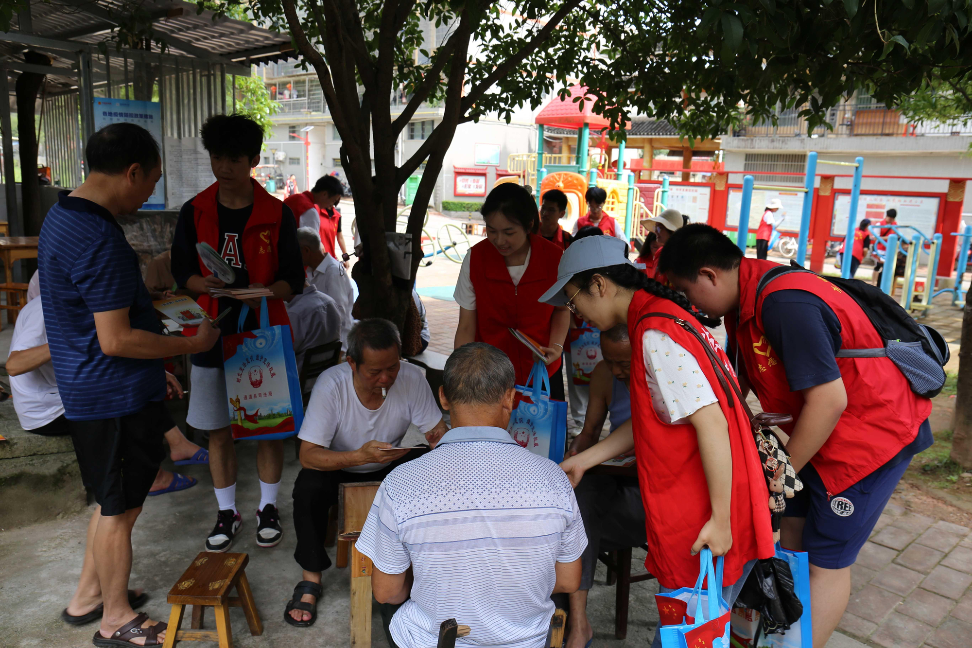 7月20日，怀化通道县组织大学生志愿者深入企业、社区、乡村开展普法宣传活动。通过发放宣传资料、开展法律咨询、解答群众法律问题等方式，普及法律知识，引导群众通过法律方式维护自身合法权益。