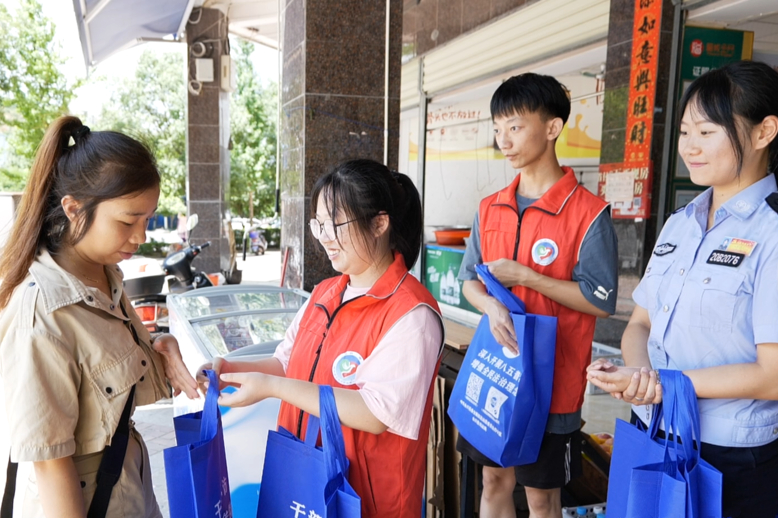 7月20日，郴州永兴县司法局组织大学生志愿者开展“送法下乡”活动，走进社区、家庭、商户、超市，重点宣传宪法、民法典、未成年人保护法、法律援助等与人民群众生产生活密切相关的法律法规，用通俗易懂的语言，耐心解答法律疑问，深受市民的好评。