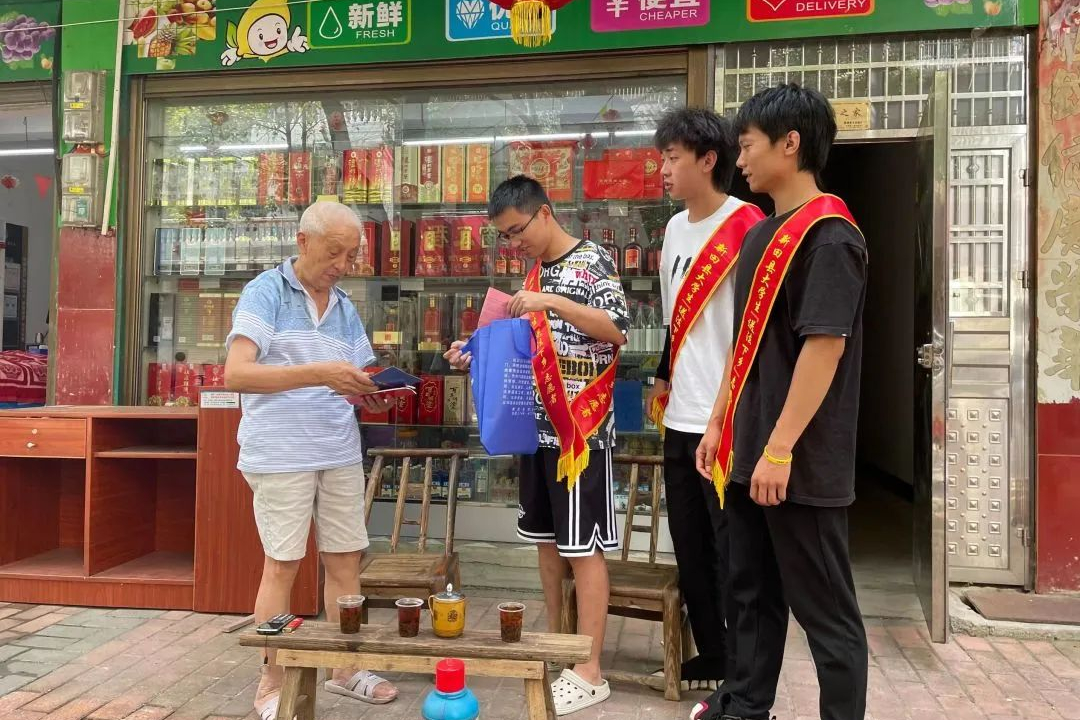 7月20日，永州新田县龙泉街道团工委的大学生志愿者们，深入社区开展“送法下乡”活动。志愿者们为沿街的商铺以及过往的行人普及法律法规知识，发放宣传资料、法律知识读本，并在社区便民服务中心值班，为居民解答日常生活中遇到法律问题。