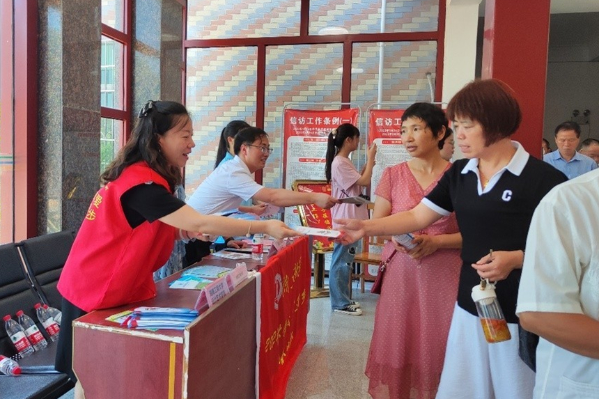 积极服务基层，加强乡村法治意识，是今年“文化筑梦”——长沙市岳麓区大学生 “三下乡”社会实践活动的重点之一。参与“三下乡”活动的“清风”宣讲团深入支教和普法一线，以课程讲解、模拟法庭、进村宣讲、法律咨询、专题讲座等多种形式，向村民们普及民法典、家庭教育促进法、末成年人保护法，并开展防诈骗宣传。