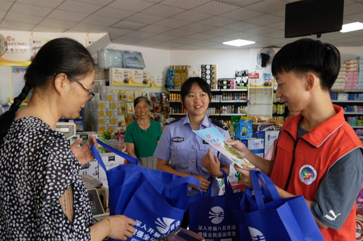 7月20日，郴州永兴县司法局组织大学生志愿者开展“送法下乡”活动，走进社区、家庭、商户、超市，重点宣传宪法、民法典、未成年人保护法、法律援助等与人民群众生产生活密切相关的法律法规，用通俗易懂的语言，耐心解答法律疑问，深受市民的好评。