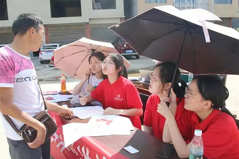 湖南师范大学法律义工团队赴张家界桑植县龙潭坪镇开展大学生“送法下乡”社会实践活动。队员们在准备好的场地中开展活动，积极回答村民打官司、房产等相关问题，宣传、普及法治建设知识，并在结束后做好活动记录以供研究。