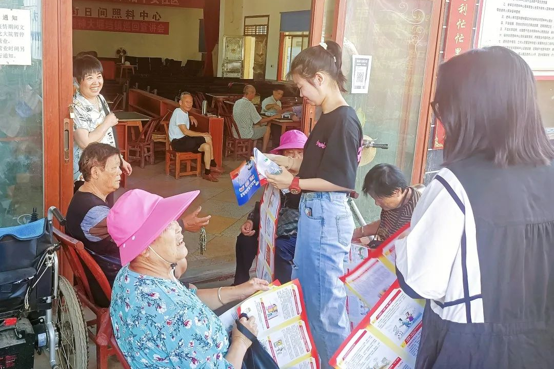 常德澧县司法局大堰垱司法所紧紧抓住大学生暑假返乡这一有利时机，积极组织辖区内大学生深入村（社区）开展“送法下乡”活动，共6名高校大学生参加，其中2名为法学（法律）专业，为大堰垱镇普法队伍增添了“新鲜血液”。