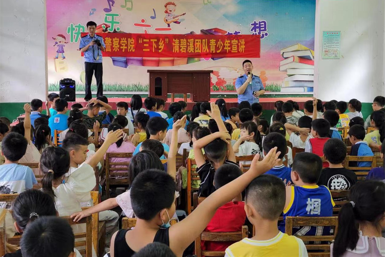 7月4日，湖南警察学院、湖南财政经济学院共26名大学生分别来到浏阳市大瑶镇开展“送法下乡”活动，他们深入到学校、屋场、小区、企业进行不同类型的法治宣传和普法调研活动。