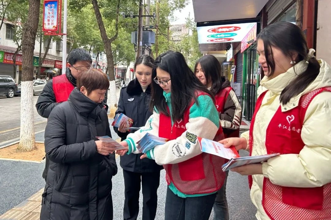 2月21日，岳阳市平江县司法局在启明社区组织开展2024年春节假期大学生“送法下乡”活动。