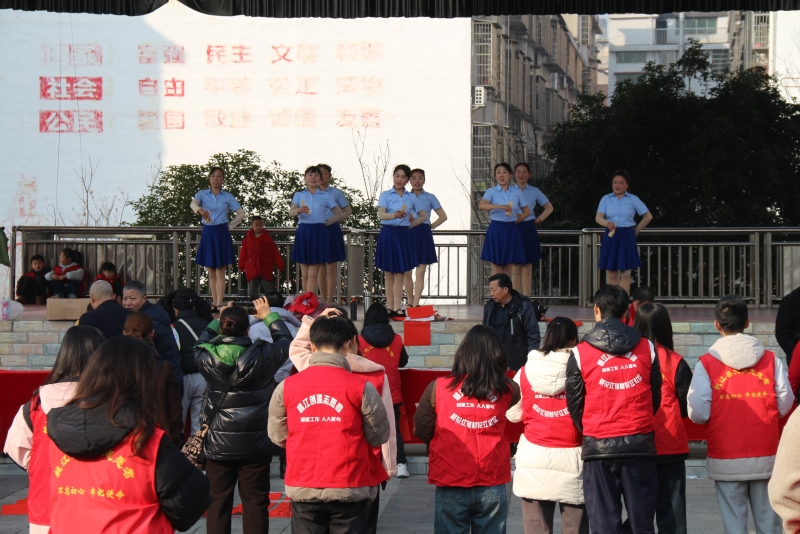 益阳市桃江县的大学生“送法下乡”活动，将法治知识融入文艺表演，为群众带来一场法治视听盛宴。