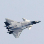 歼-20飞行表演：展示优越的水平和垂直机动性能