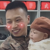 宝宝在军营被爸爸战友抢着抱