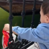 小孩喂鱼主打一个大方