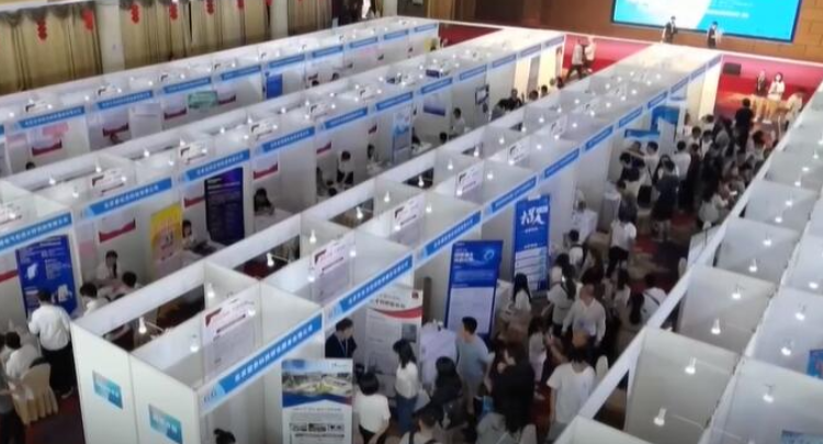 人力资源和社会保障部：上半年我国城镇新增就业698万人