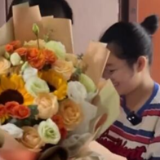 邮递员亲手为女儿送清华录取通知书