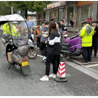 【交通顽瘴痼疾整治】驾驶电动自行车不戴头盔？韶山交警50分钟开出9张罚单