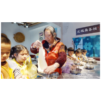 湘潭县：旅游志愿者为景区“添红装”