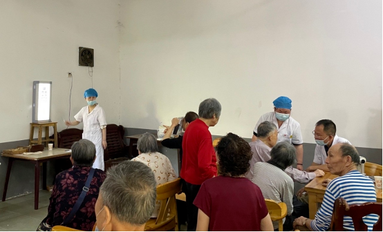 湘潭市六医院深入小区开展“爱眼日”健康义诊活动