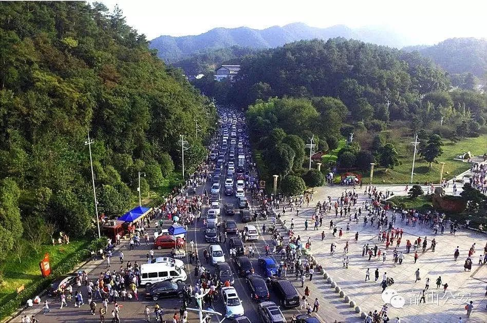 韶山毛泽东广场入口处道路限行首日：交通状况明显改善