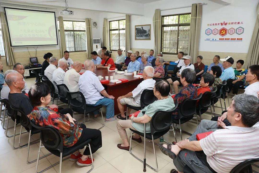 湘潭市中心医院54名老党员获“光荣在党50年”纪念章