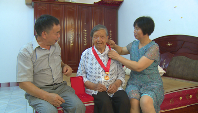 【视频】湘潭县：四姐弟齐获“光荣在党50年”纪念章