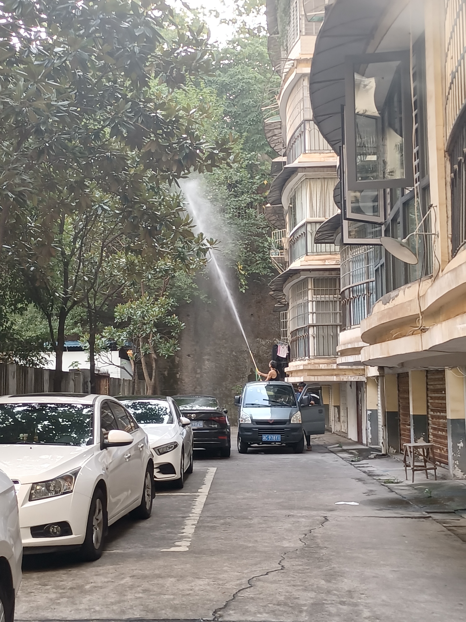 湘潭市住房公积金管理中心开展“源头除四害，消杀我先行”为群众办实事活动