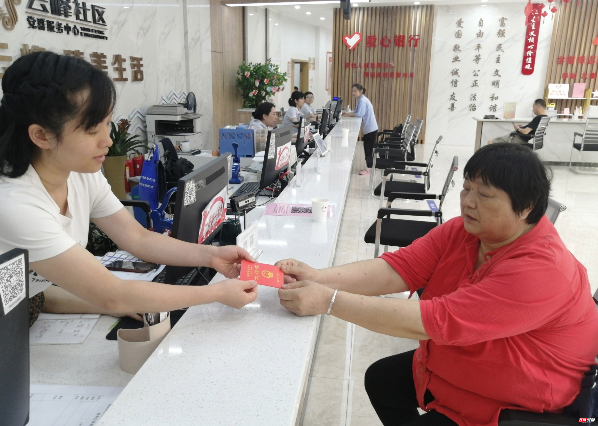 岳塘区：政务服务事项“就近办” 群众少跑腿