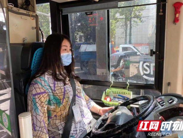 湘潭：一老人乘公交车遗落8万元现金 司机及时上交并归还