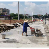 新湘路拓宽工程施工完成后，湘大新路路口不堵了
