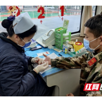武警湘潭支队官兵用“热血”温暖寒冬