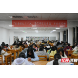 “党的辉煌我来画” 湘潭医卫职院举行手抄报社科普及活动