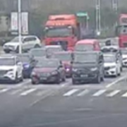 部分公交车为躲红灯横跨双黄线 湘潭交警迅速约谈消除隐患