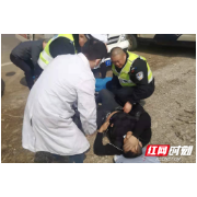 货车驾驶员突发不适 湘潭交警争分夺秒及时援助